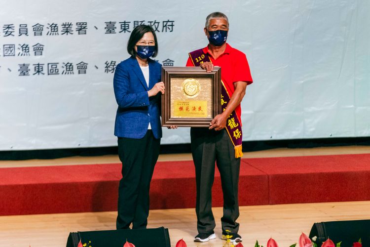 新港區漁會的蔡龍保，從事漁業40年，今年初才捕獲近300公斤的旗魚，海上搏鬥超過12小時。古和純攝