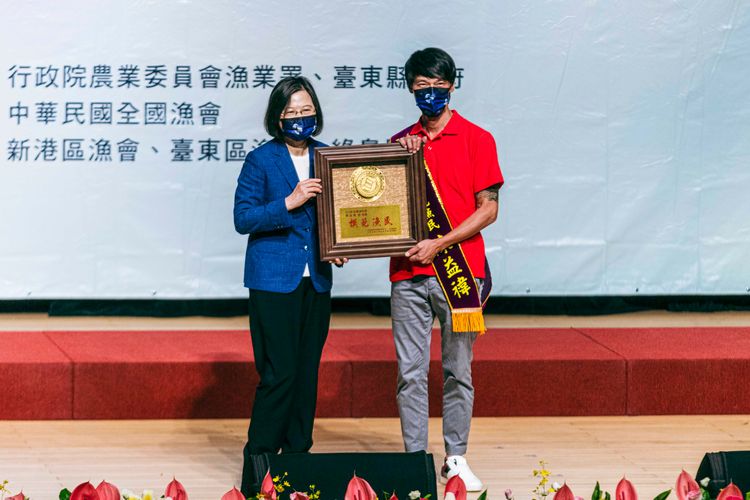 新港區漁會的陳益褘，總統蔡英文致詞時特別提到，他是台東最會捕鬼頭刀的男人。古和純攝