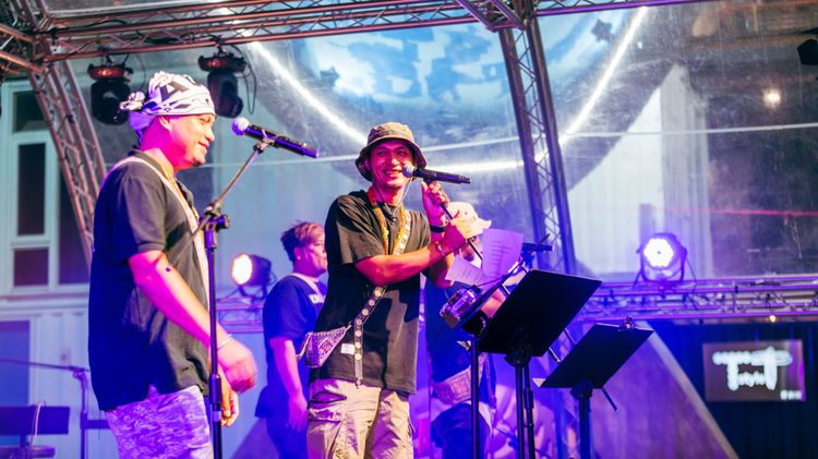 跪父樂團台上說唱俱佳，5名團員幽默風趣。古和純攝