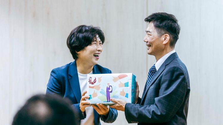 台東縣長饒慶鈴送給孫國平雞精，希望他能為台東人健康多費心。古和純攝