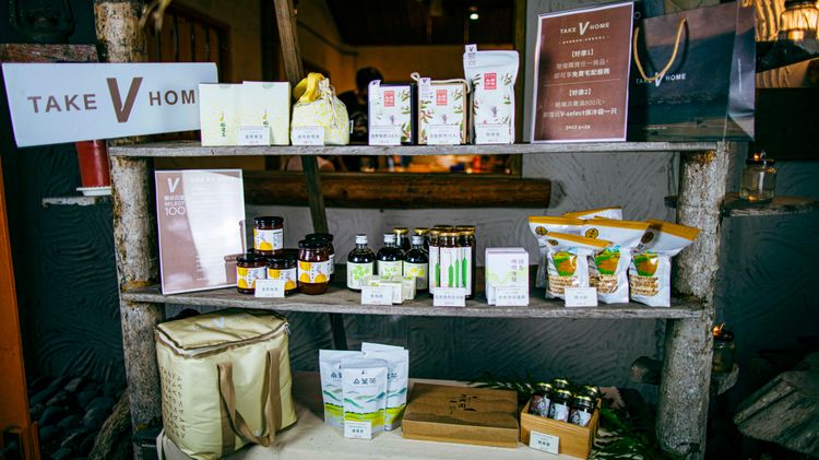 在說菜的空檔，活動主理人介紹推廣縱谷百選產品，同步行銷在地特色商品。古和純攝