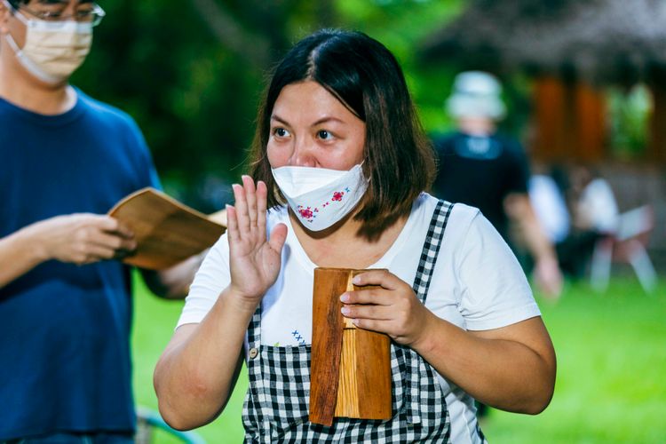 出力釀團隊在餐前教導賓客製作阿美族自然餐具。古和純攝