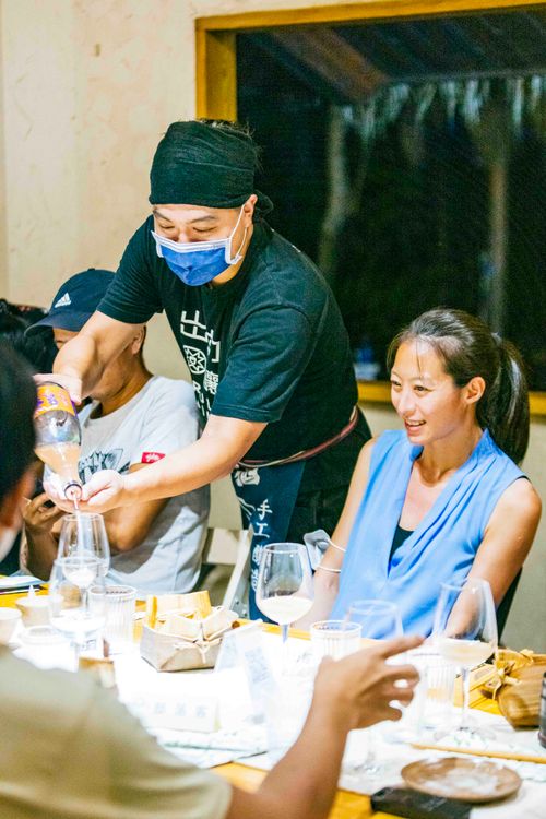 釀酒師許震詮親自為賓客斟酒。古和純攝