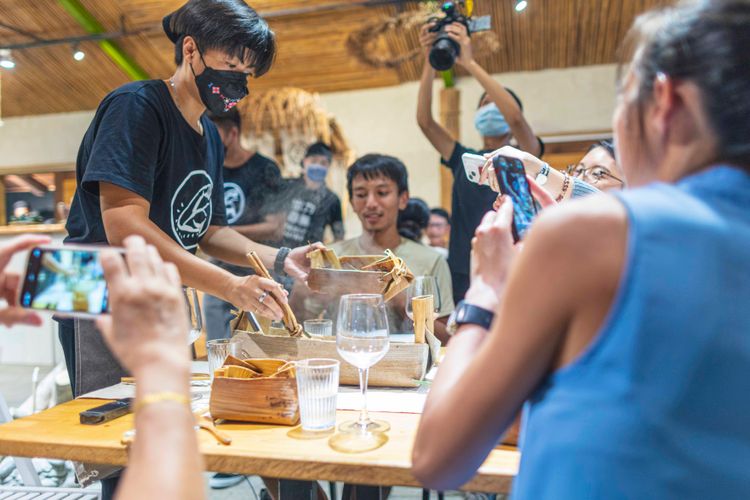 一道道佳餚呈現當代阿美族部落的酒食文化，讓饕客們不只動筷子，手機、相機全出動。古和純攝