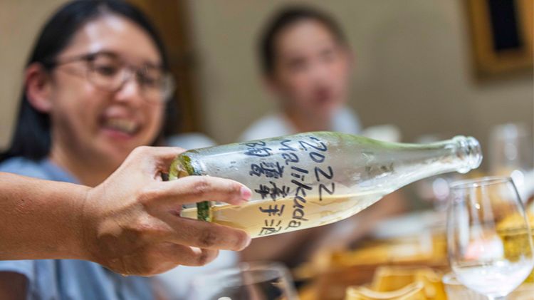 釀酒師許震詮端出今年初釀的牽手酒。古和純攝