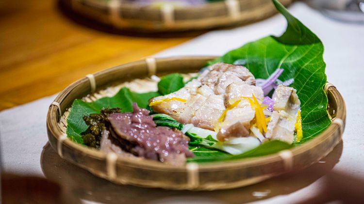 漂洋過海的鹿肉佐紅酒醬+出力酒粕鹹豬肉佐晚崙西亞橙汁醬。古和純攝