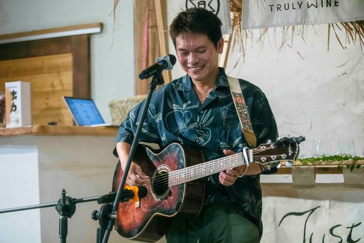 舒米恩隨興獻唱。古和純攝