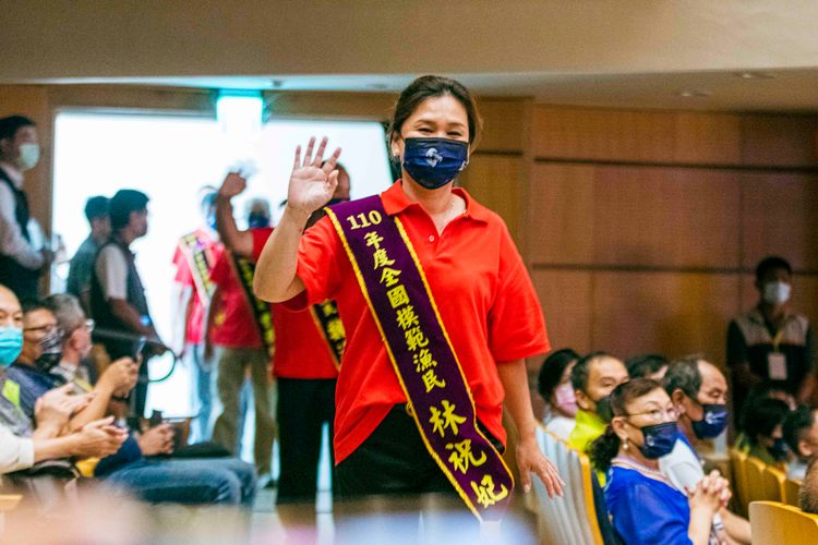 在眾多男性獲獎者中，林祝妃是唯一女性漁民獲獎者。古和純攝