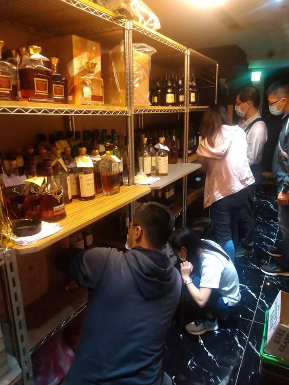 警方在酒店倉庫查獲假酒。翻攝畫面