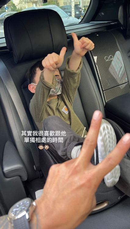 余文樂曾開著要價3千萬的勞斯萊斯首款SUV載兒子放學。翻攝余文樂IG