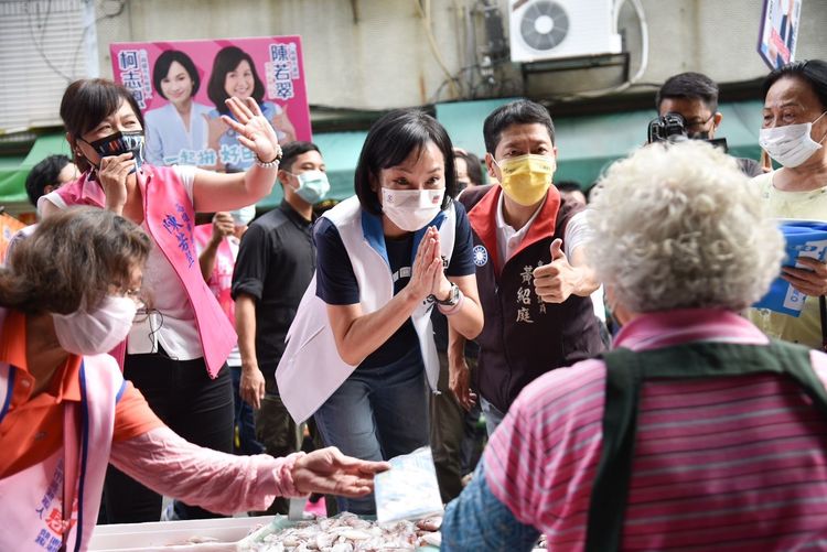 柯志恩今早到大立早市拜票。 柯辦提供