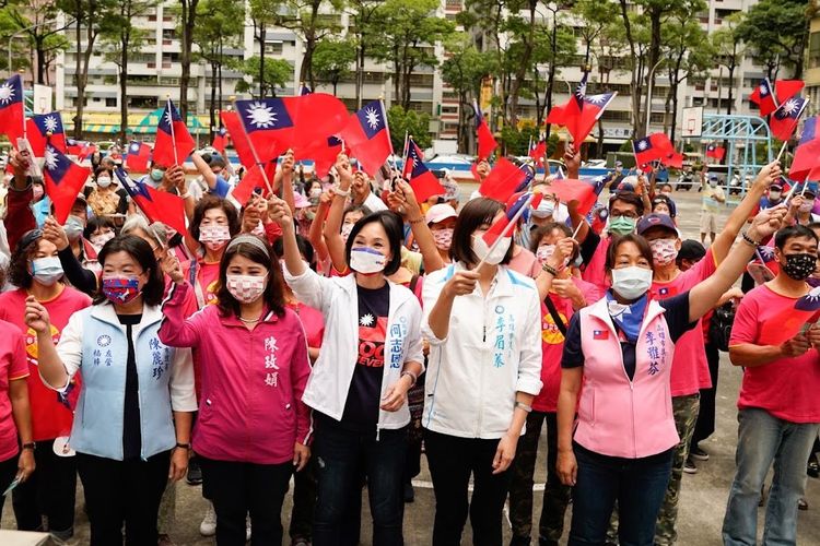 柯志恩參加果貿升旗，人手一支青天白日滿地紅國旗。柯辦提供