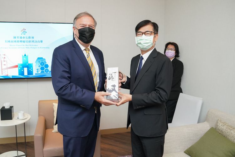 陳其邁準備美濃147（號米）釀的清酒、六龜的山茶、旗津窯瓷器雄鷹，來表達歡迎。市府提供