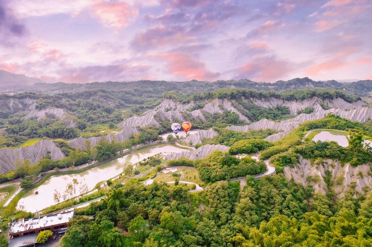 今日登場的「2022高雄愛．月熱氣球」，今年在月世界玉池旁的月球公園打造新的飛行場。觀光局提供