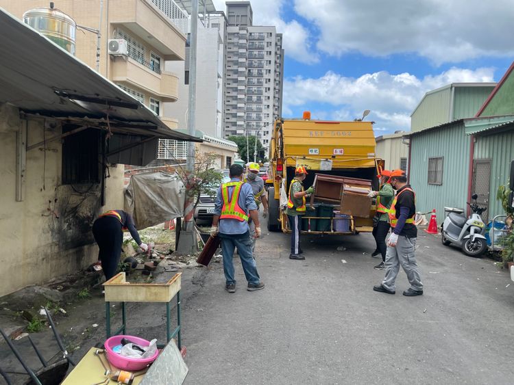 高雄市今針對前鎮崗山仔地區持續展開環境整頓社區髒亂點大掃蕩工作。市府提供