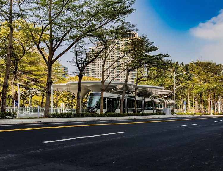 高雄輕軌美術館路段穿越樹林，是景觀最美的路段。市府提供