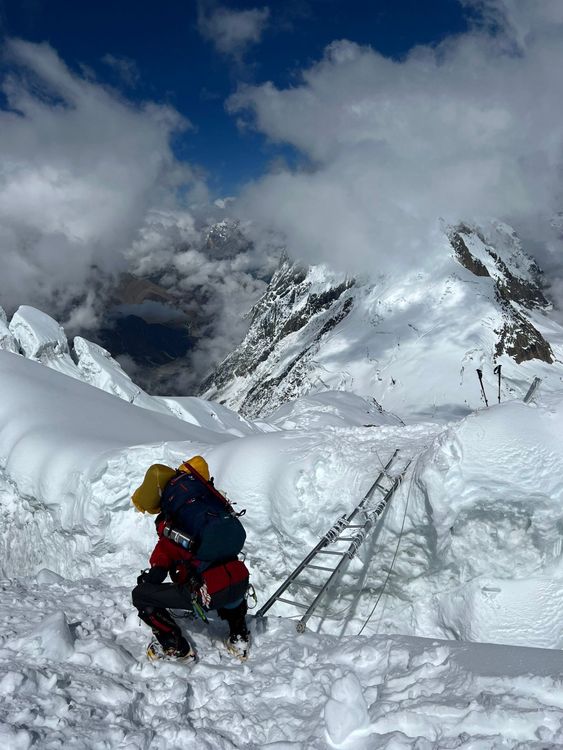 攀登條件很刻苦，雪又很深，風速整路又很大。曾格爾提供