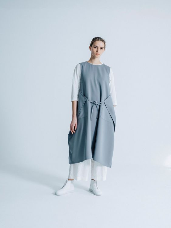 都會斜紋圓領無袖洋裝1萬600元，辛巴威平織圓領七分袖上衣7200元，纖柔紙紗寬管褲1萬2600元。品牌提供