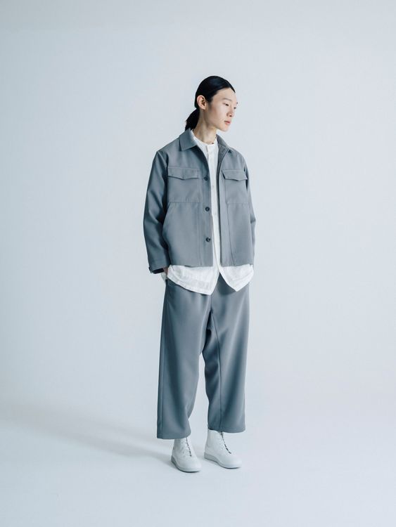 Ban Twill系列透過俐落的版型與輕盈的布料，為都市生活打造既舒適又適合正式場合的日常服裝。都會斜紋外套1萬4600元，都會斜紋寬管褲1萬200元。品牌提供
