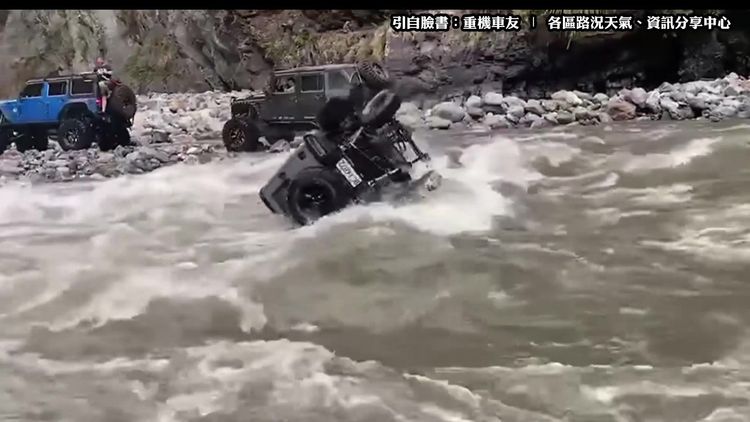 吉普車遭急流沖走。取自臉書
