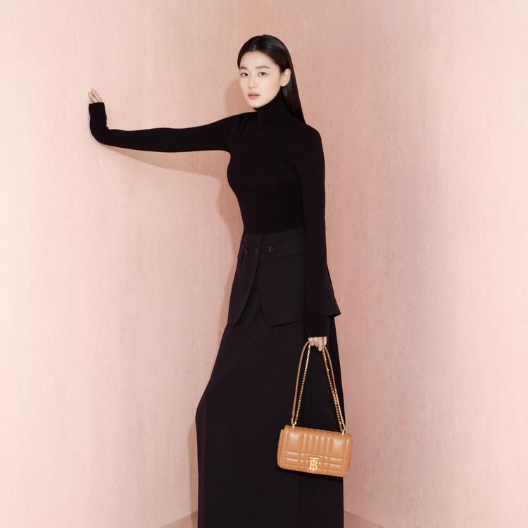在BURBERRY釋出的全新形象照中，全智賢一連演繹3套品牌秋冬新裝，並展示了Lola真皮絎縫包等熱門手袋。品牌提供