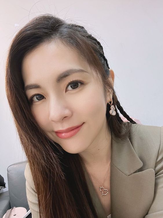 任容萱以套裝造型搭配Qeelin Wulu 18項鍊，展現鹽中帶甜的風格。品牌提供