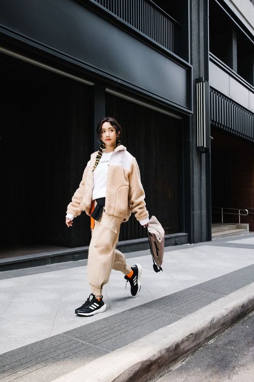 吳佳穎配搭adidas City Explorer秋冬羊羔絨撞色外套，展現俏麗時髦感。品牌提供