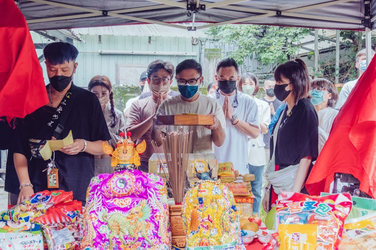 《粽邪3》日前由宗教顧問陳貫豪（左一）帶領導演、監製等舉行開鏡儀式。華影提供