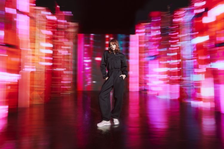 Lisa以黑色運動褲裝搭配adidas Originlas NMD_V3白鞋，彰顯不羈態度。品牌提供