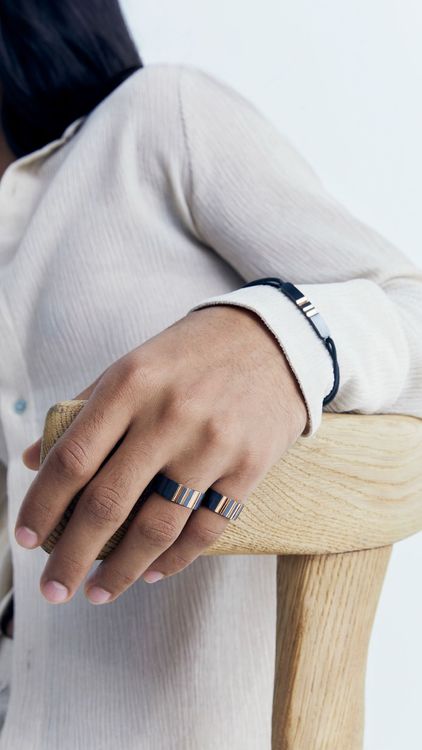 鍍黑色鈦金屬結合玫瑰金的異材質與色調，讓簡約珠寶顯得醒目。品牌提供