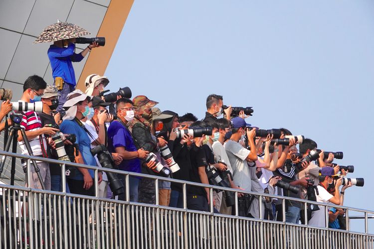 機場觀景台人潮。施昂強攝