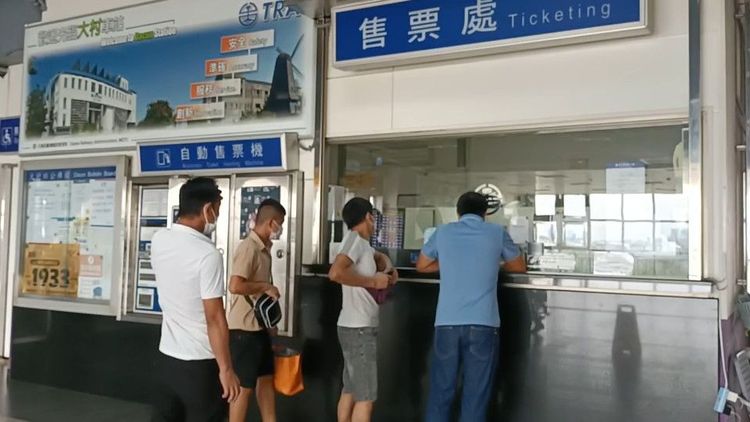 旅客在售票口詢問班車現況及退票事宜。民眾提供