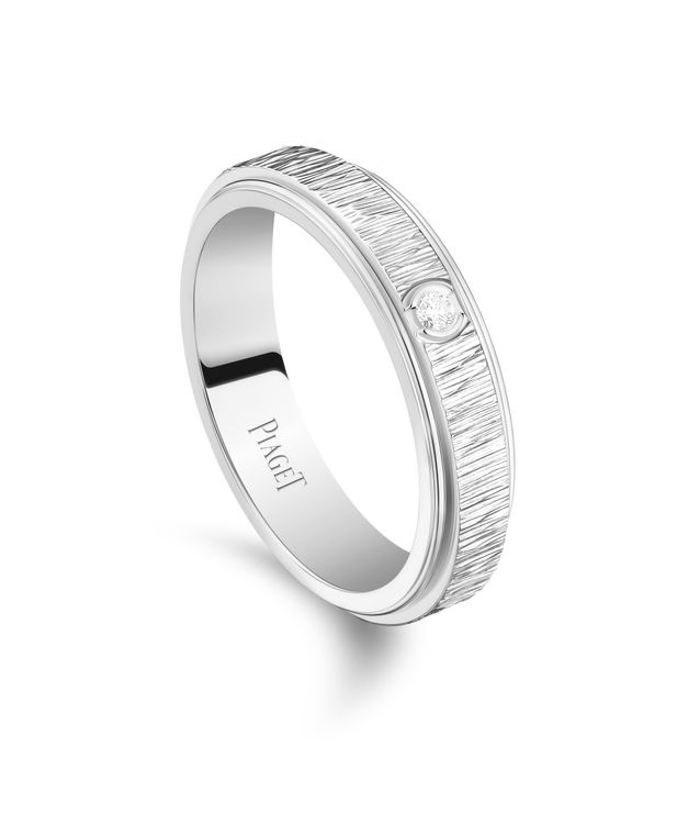 凱文吳佩戴的伯爵Possession 18K白金宮廷式雕刻飾紋鑲鑽戒指，7萬8000元。品牌提供