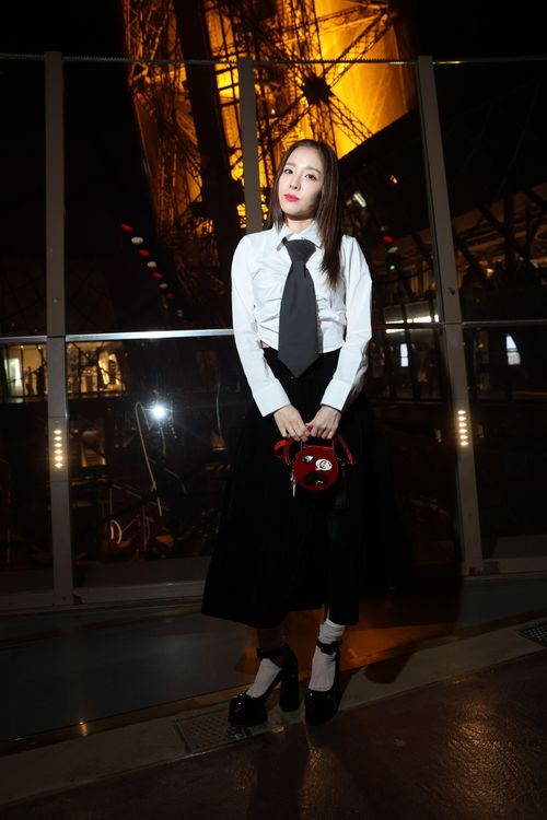 Dara為有「紅底鞋王」美名的Christian Louboutin展示會，端出白襯衫搭配巨型領帶的俏皮造型。品牌提供