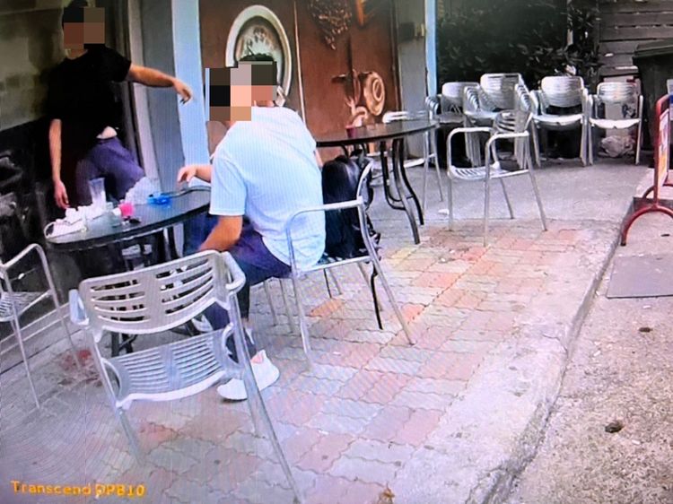 站立黑衣者是被害人宋姓男子，警方到場時，他手指著前方兩名男子說遭對方殺傷，他腳邊的紅磚上留有血跡。讀者提供