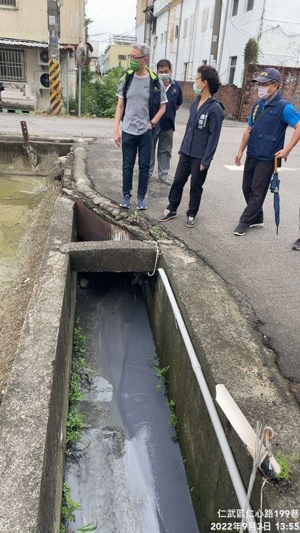 高市環保局長張瑞琿率隊查到有業者趁颱風天偷排廢水。高市環保局提供
