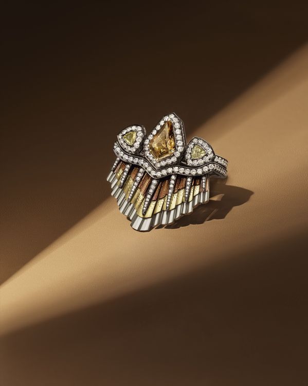 Light Rays皇冠造型雙指戒指，約498萬元。品牌提供