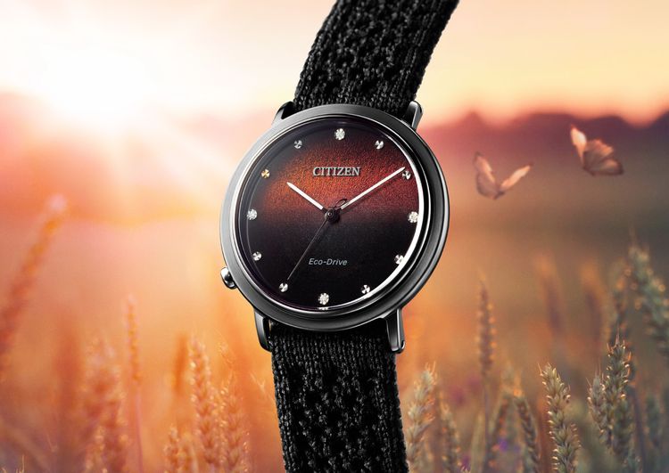 CITIZEN L系列EM1007-47E 10周年限定錶，以紅黑漸層面盤表現黎明破曉的生機，台灣限量50只，1萬8800元。品牌提供
