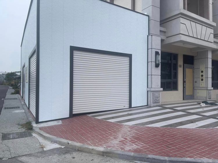 連棟透天社區邊間直接蓋起鐵皮屋，將人行道吞沒。翻攝爆料公社