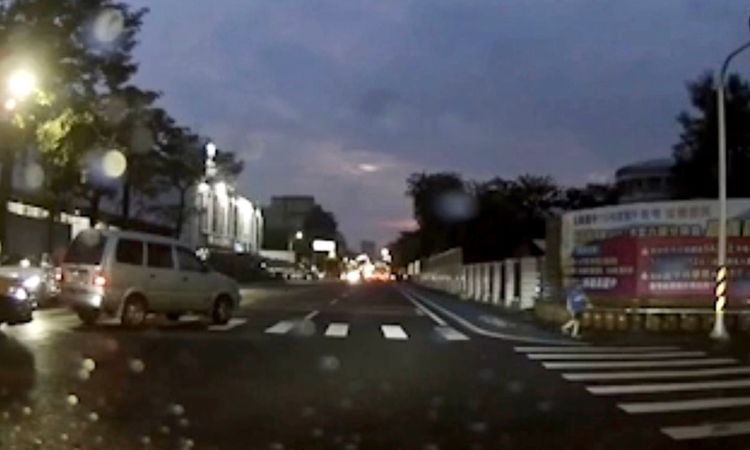 男童倒下不到三秒便起身，趕緊走到路口避險。翻攝自《爆料公社》