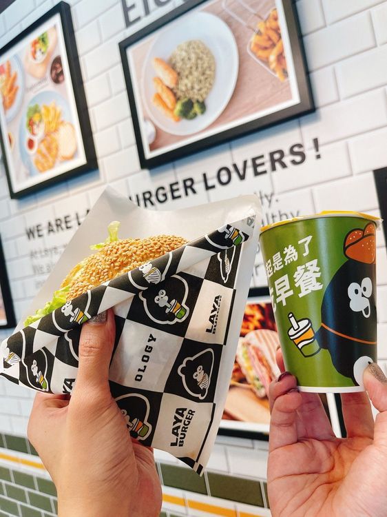 奧樂雞也現身漢堡袋和飲料杯身。業者提供