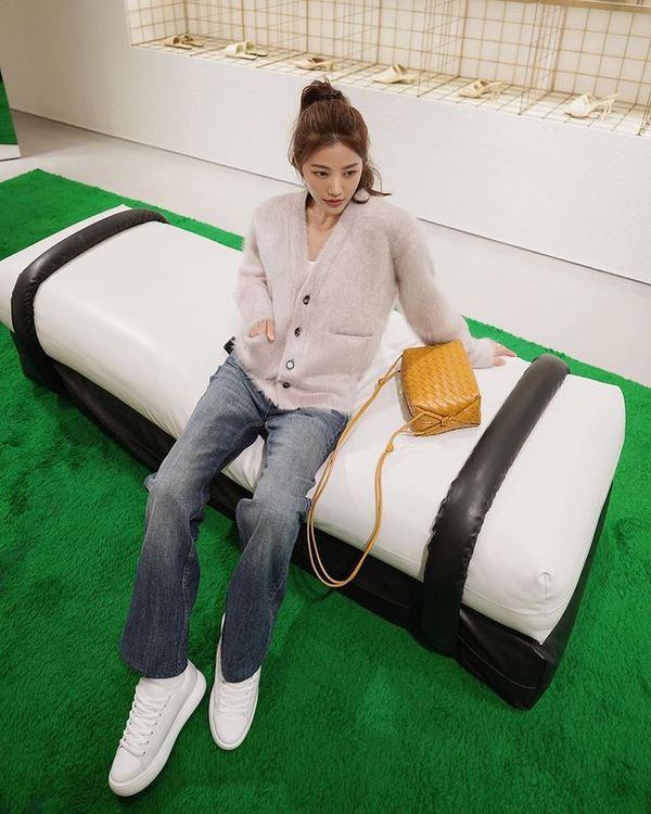 許路兒用Pillow小白鞋搭配牛仔褲、針織開襟衫的組合，混身散發隨興的愜意。翻攝lurehsu IG
