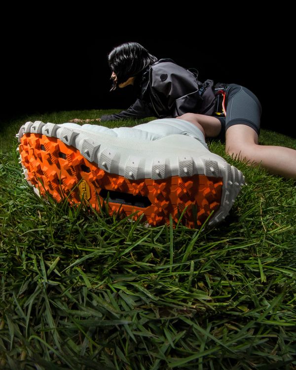 Vibram Megagrip鋸齒花紋橡膠大底可提供強勁抓地力和摩擦力。品牌提供