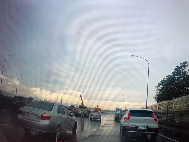 3起車禍發生在國道中、內線車道。讀者提供