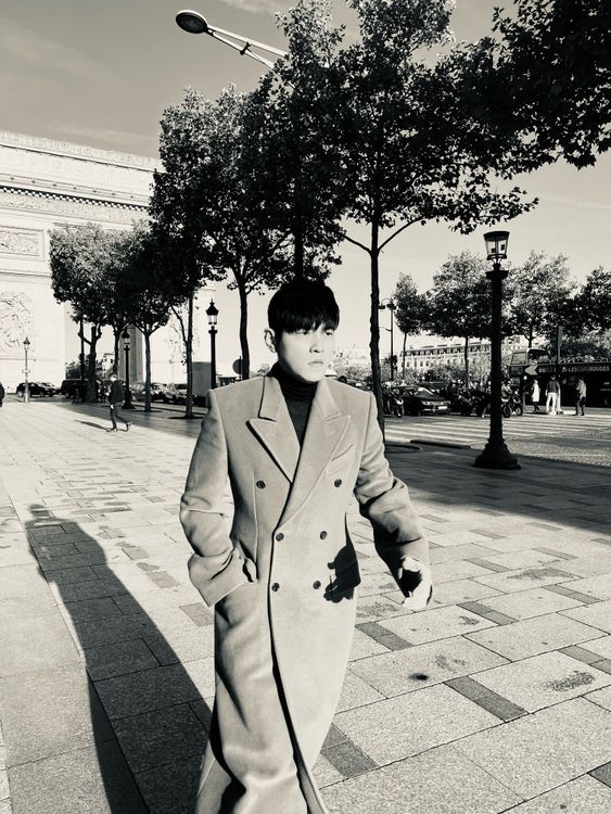 周杰倫搶先全球首穿的大衣，是BALENCIAGA旗下Garde-Robe系列2023春夏尚未上市的新鮮貨。品牌提供