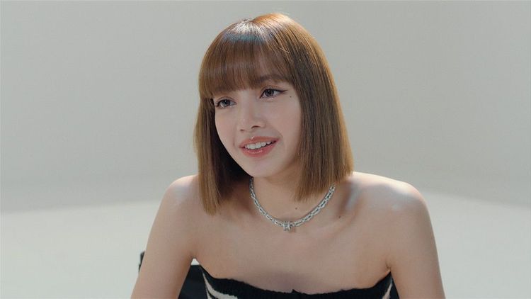 韓國女團BLACKPINK成員Lisa為寶格麗拍攝形象廣告時的反應，成為紀錄片的片段。品牌提供