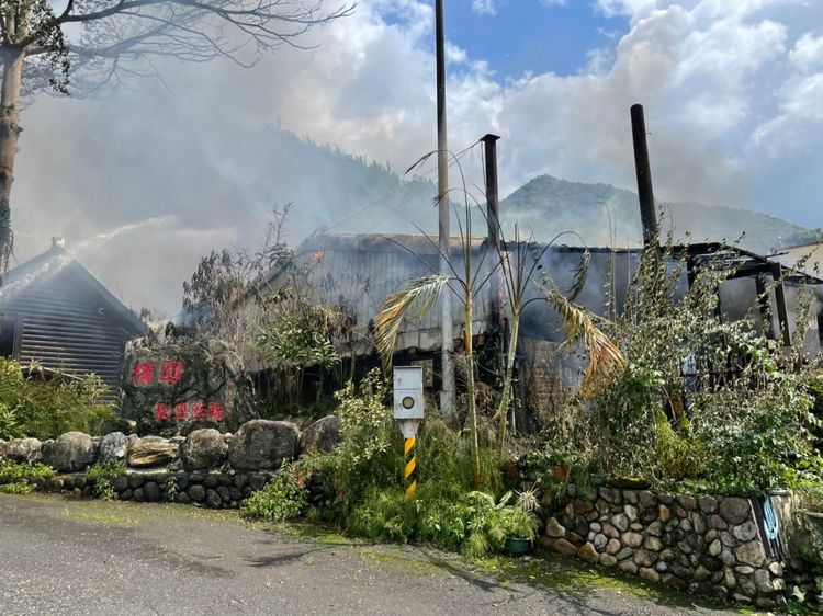 六龜違新開一家渡假山莊今中午神明廳失火，將木屋燒毀。讀者提供