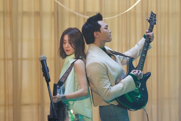 白安（左）和傻子與白痴主唱蔡維澤。相信提供