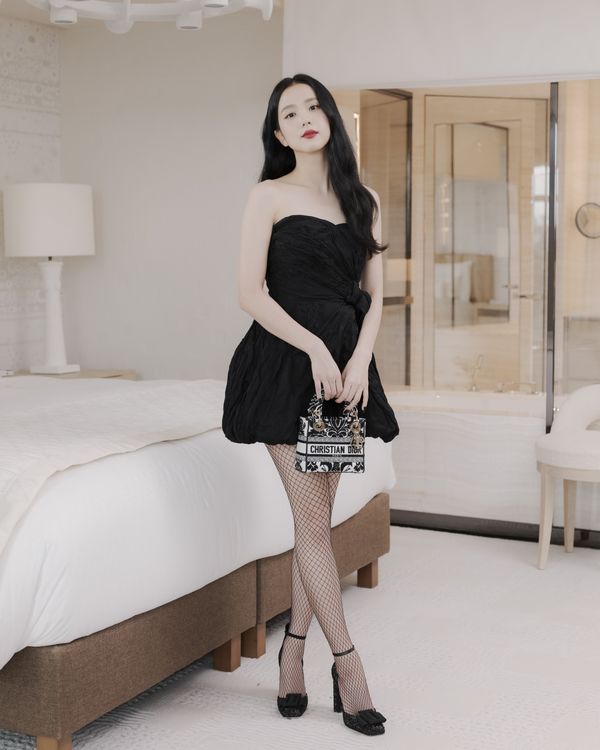 Jisoo精緻優雅的妝容搭襯DIOR黑色小洋裝，流露典雅女人味。品牌提供
