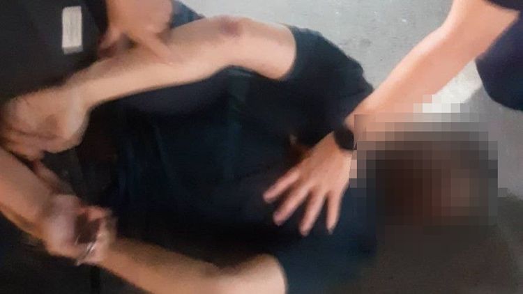 鬧事郭男遭警壓制在地。民眾提供